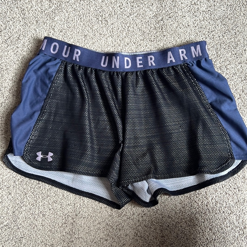 Women’s Under Armour Shorts - M